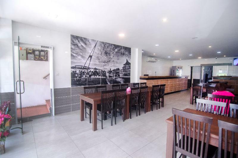 Oyo 836 Mandurah Room & Cafe Kuching Extérieur photo