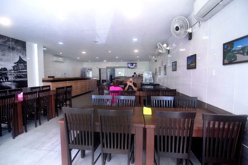 Oyo 836 Mandurah Room & Cafe Kuching Extérieur photo